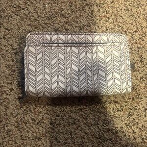 thirty-one White and Gray Patterned Zip Wallet